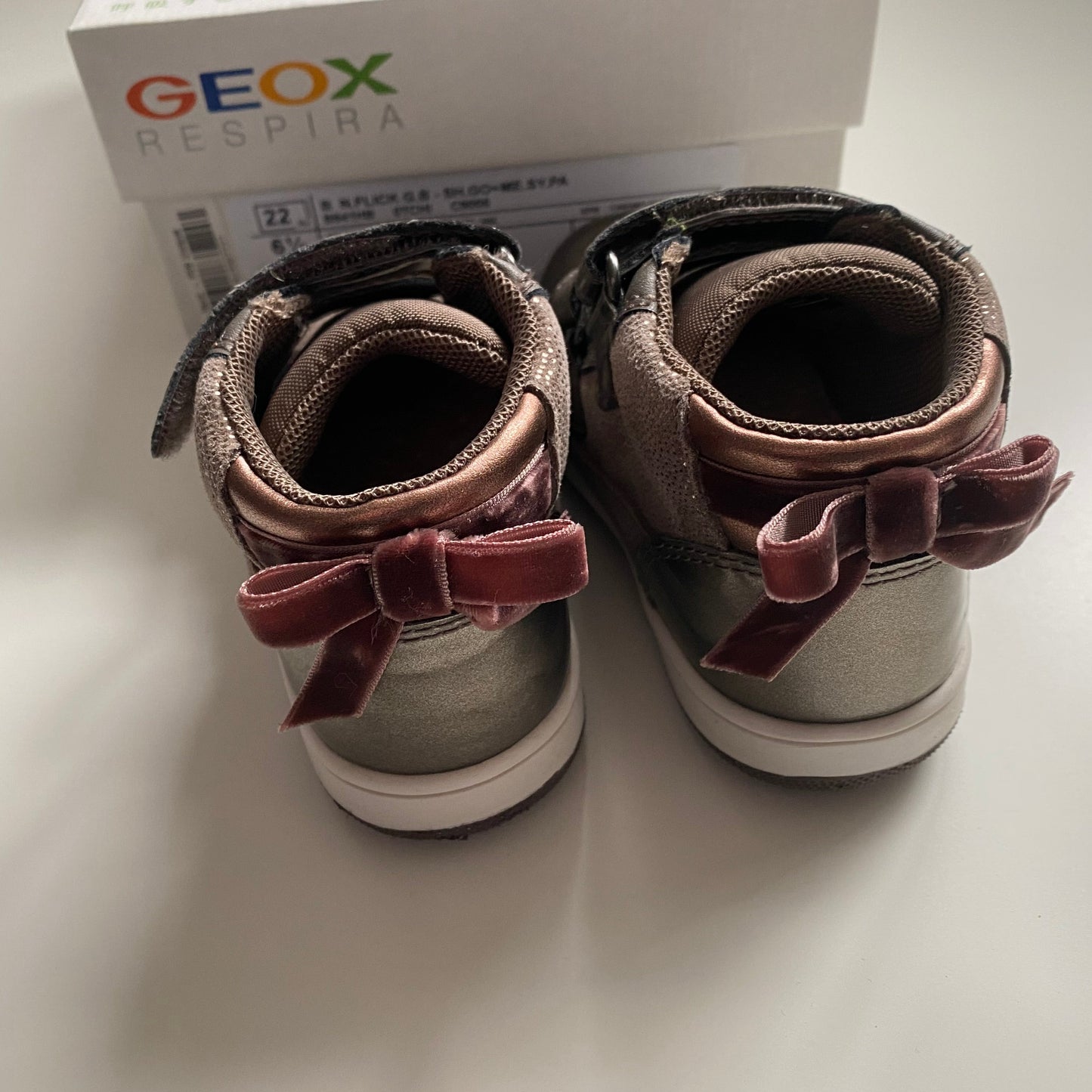 Chaussures Geox, Taille 5.5US (NEUF)