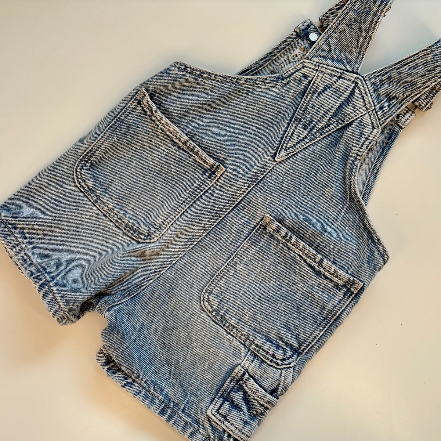 Salopette en denim Zara | 6-9 mois (fait grand)