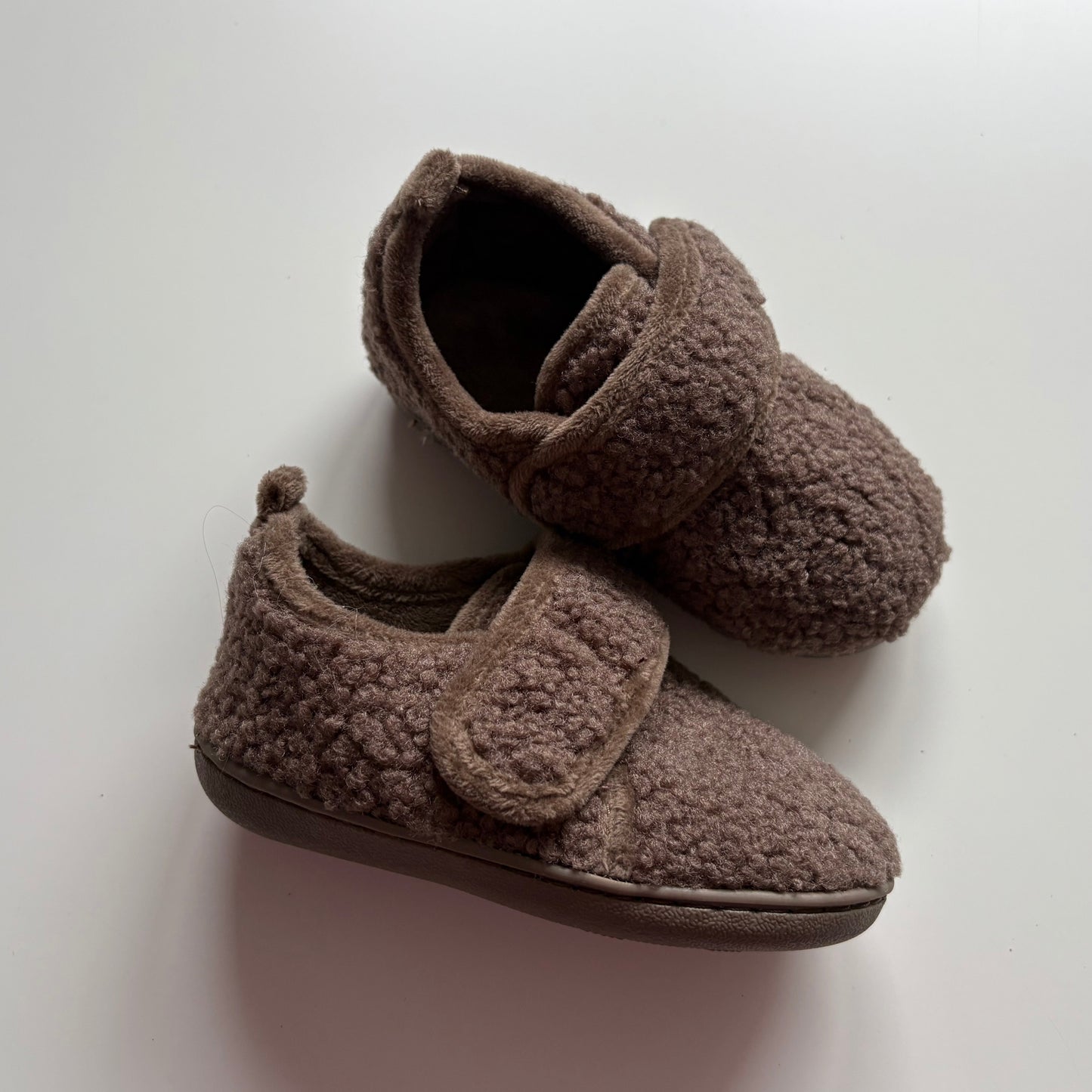 Pantoufles George | Taille 7-8US (NEUF)