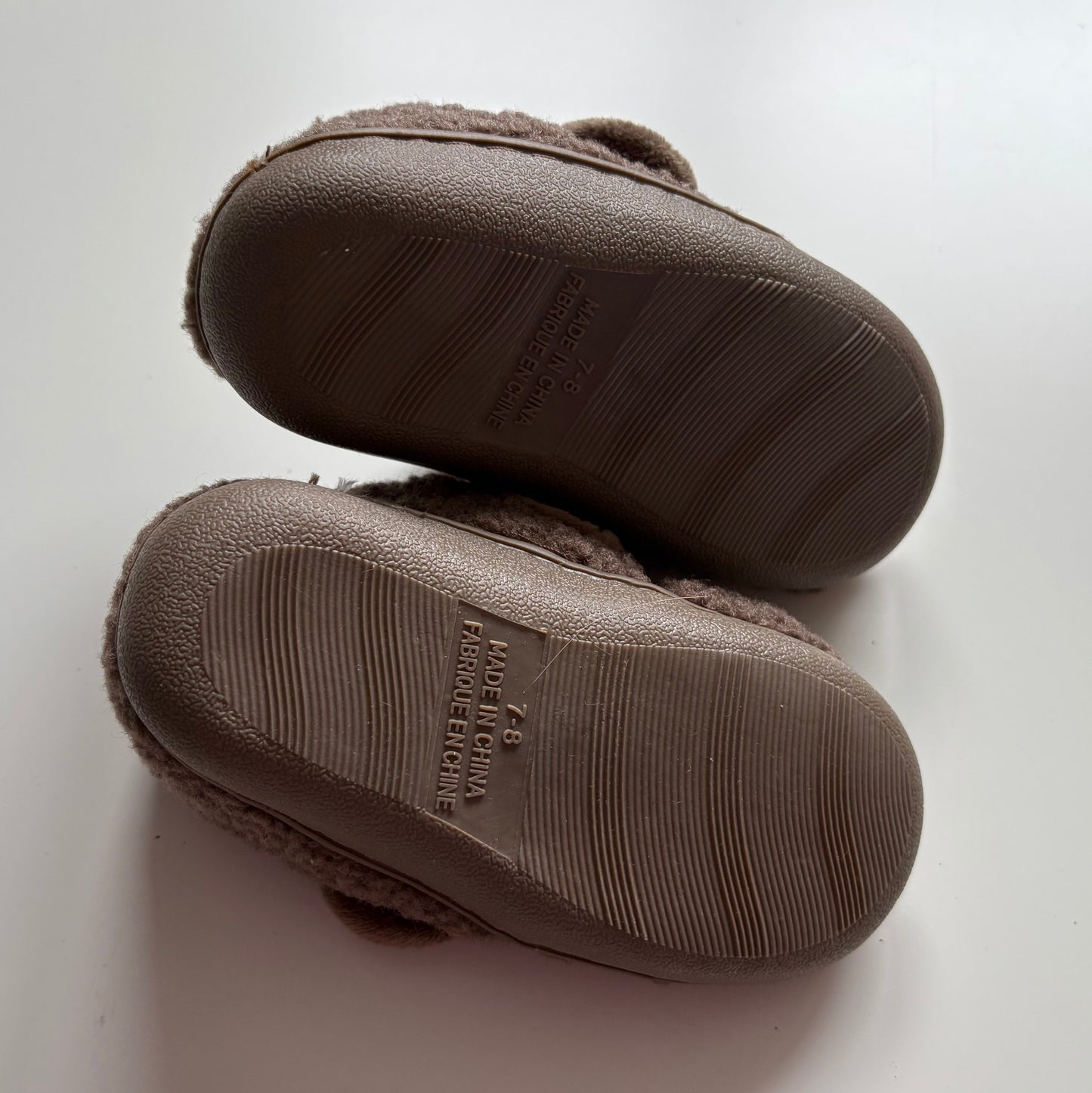 Pantoufles George | Taille 7-8US (NEUF)