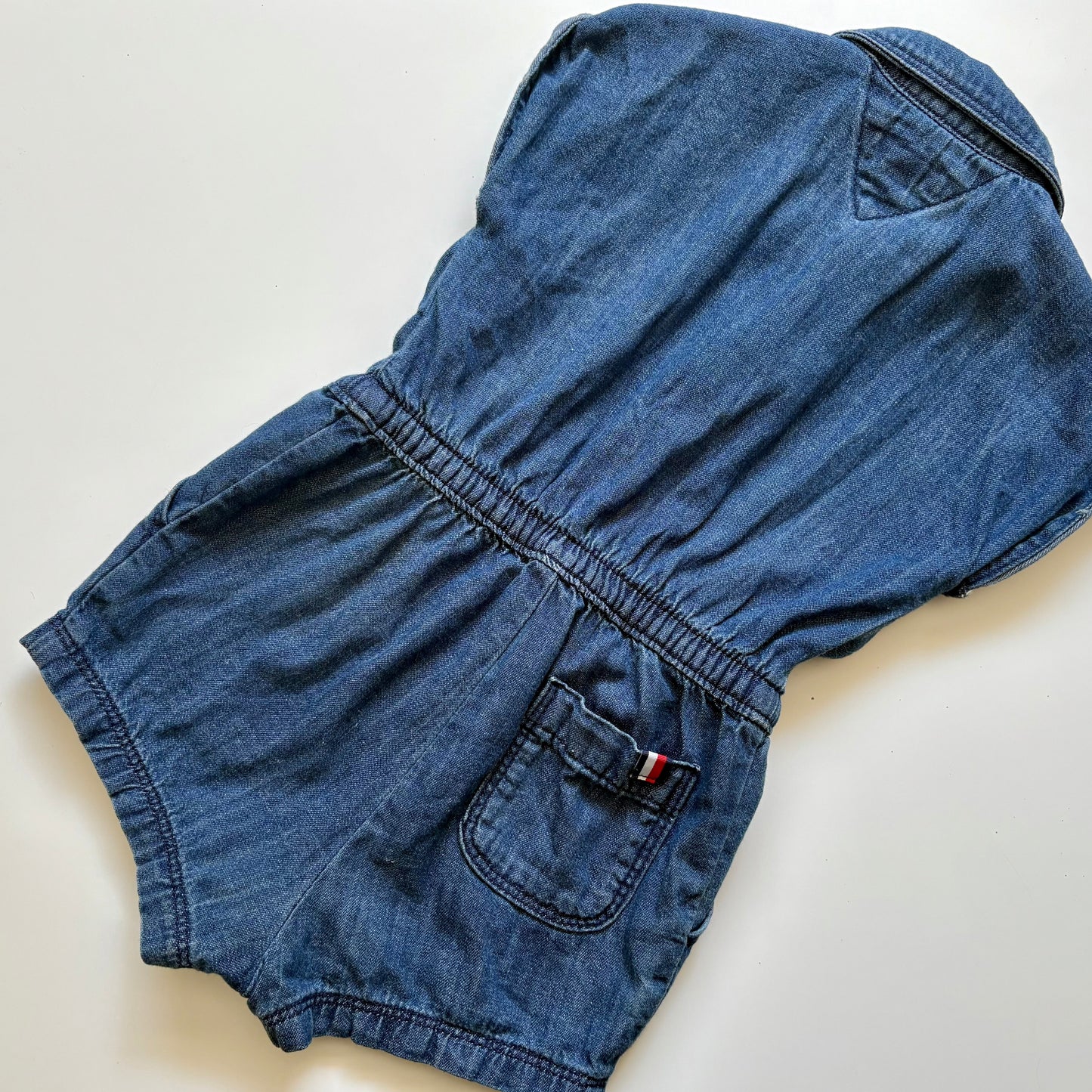 Une pièce en denim Tommy Hilfiger | 18 mois