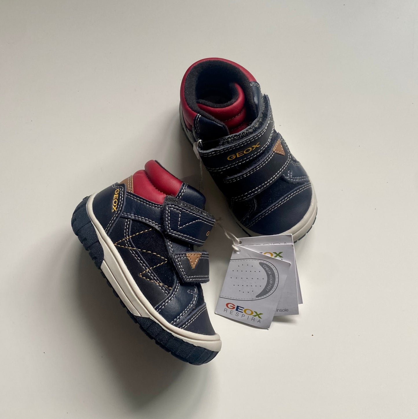 Chaussures GEOX, Taille 5.5US (NEUF)