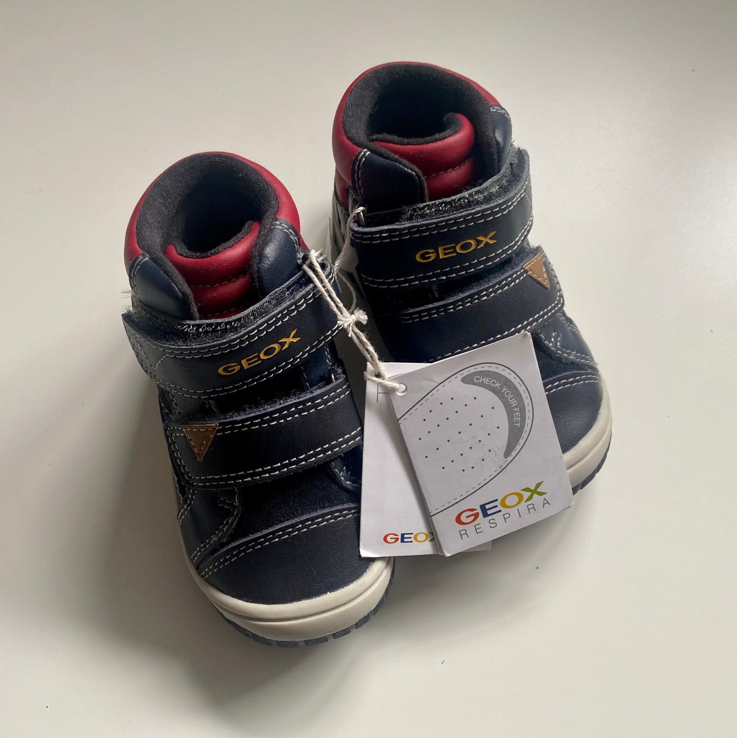 Chaussures GEOX, Taille 5.5US (NEUF)