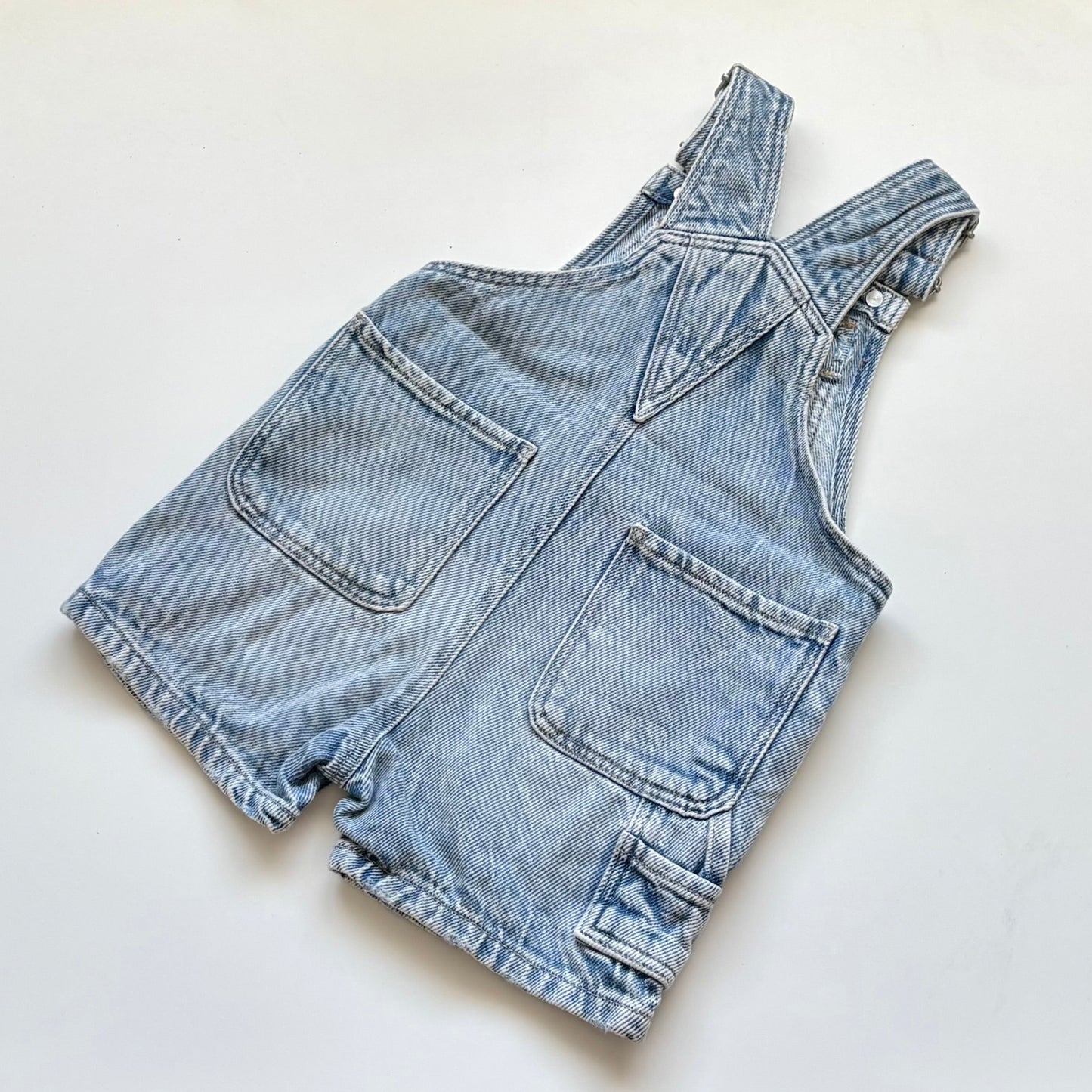 Salopette en denim Zara | 6-9 mois (fait grand)