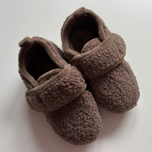 Pantoufles George | Taille 7-8US (NEUF)