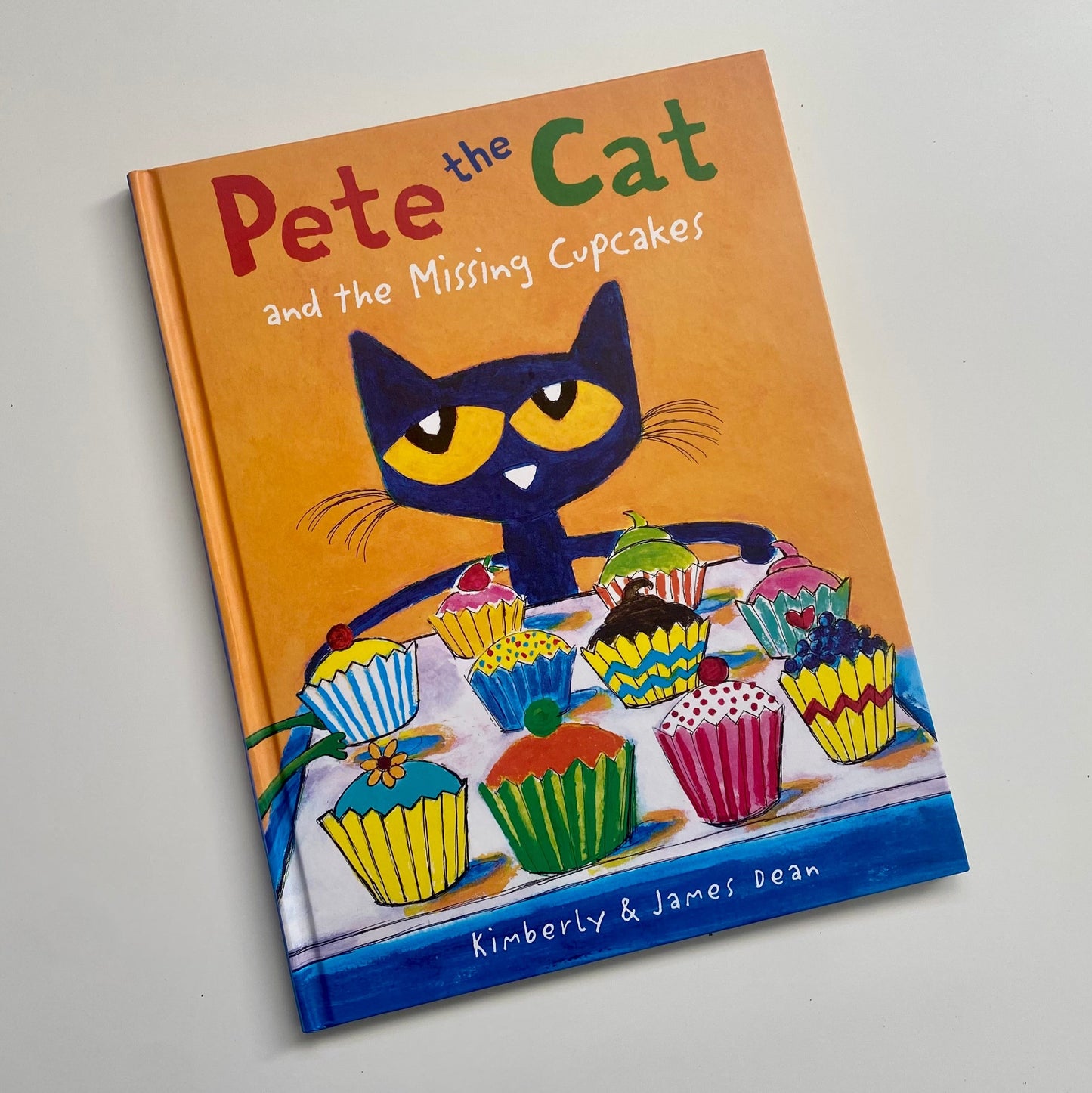 Livre - Pete the Cat and the missing cupcakes (Anglais)