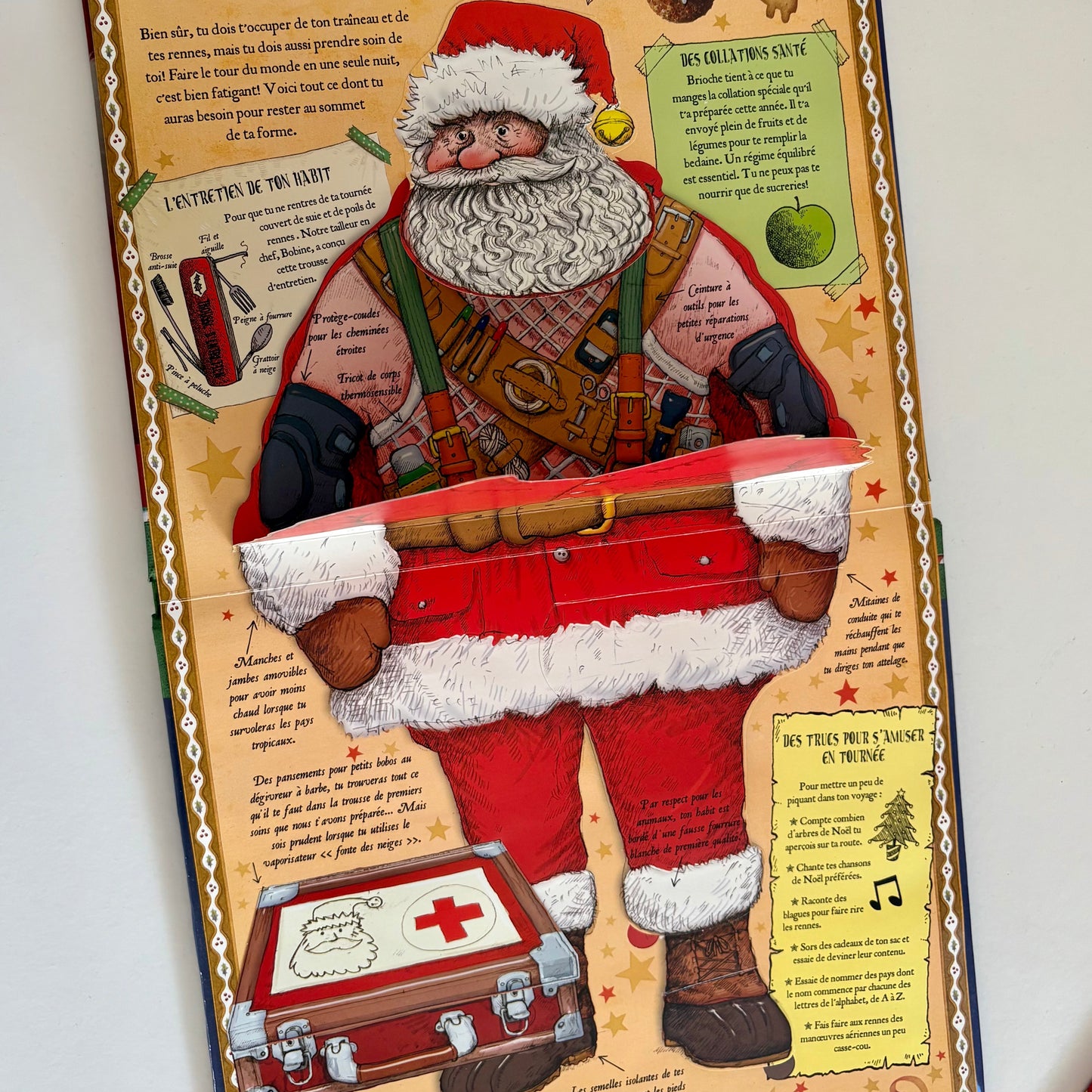 Livre - Le guide essentiel du Père Noël (avec volets à soulever et illustrations en 3D)